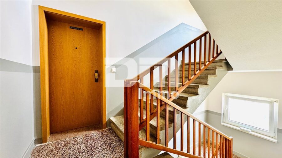 Helle modernisierte Wohnung im 1. OG eines gepfl. Mehrfamilienhauses mit Garage und Kellerraum - Treppenhaus